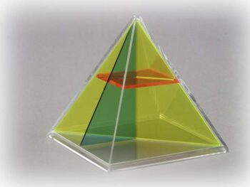 Quadratpyramide mit drei entnehmbaren Schnitten