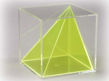 Würfel mit schräger Innenpyramide